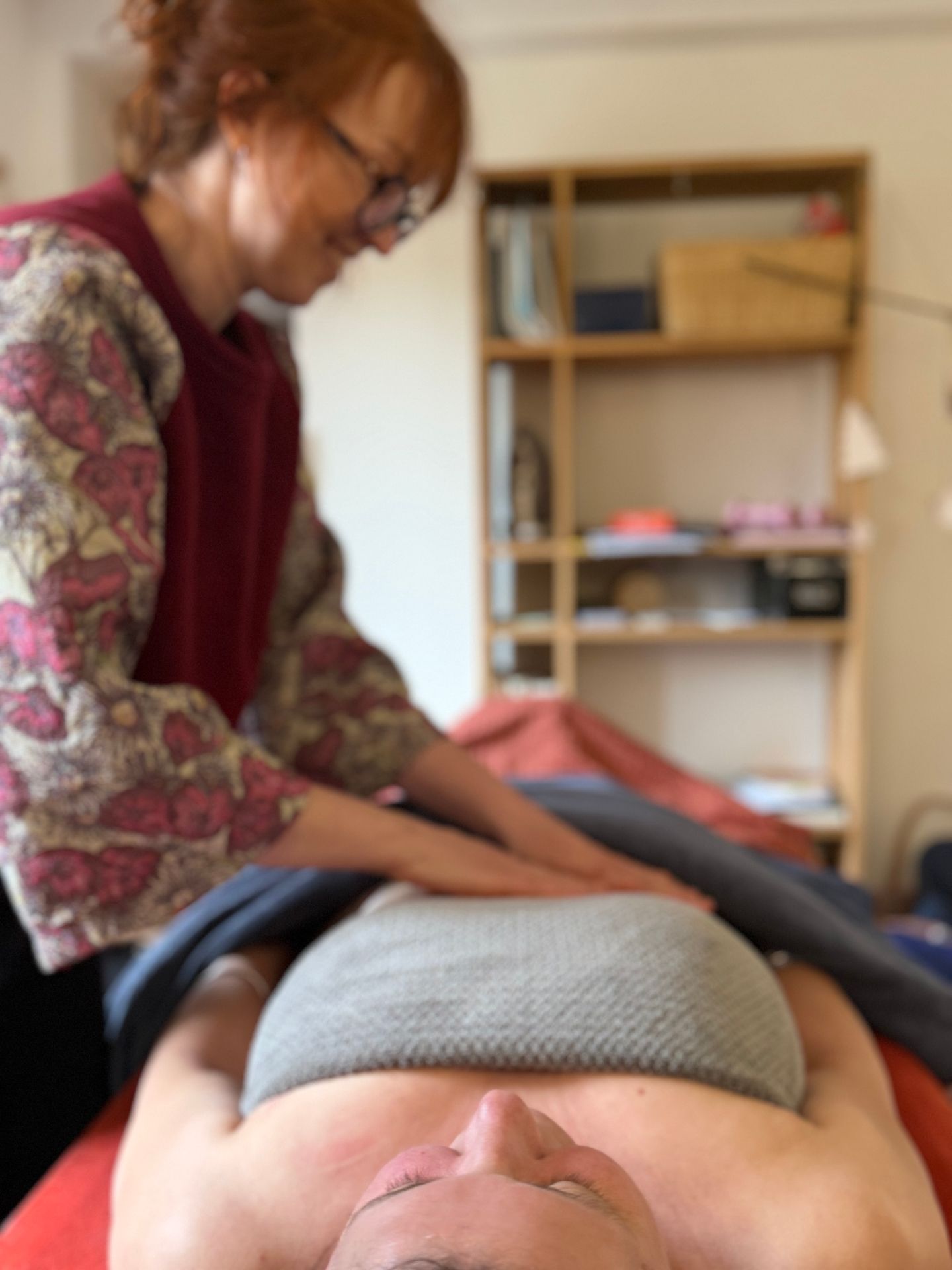 Audrey pratiquant un massage - le travail des mains