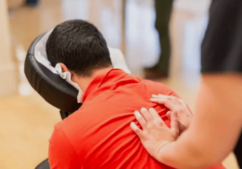 QVT obligatoire : comment le massage assis coche toutes les cases (sans exploser votre budget)